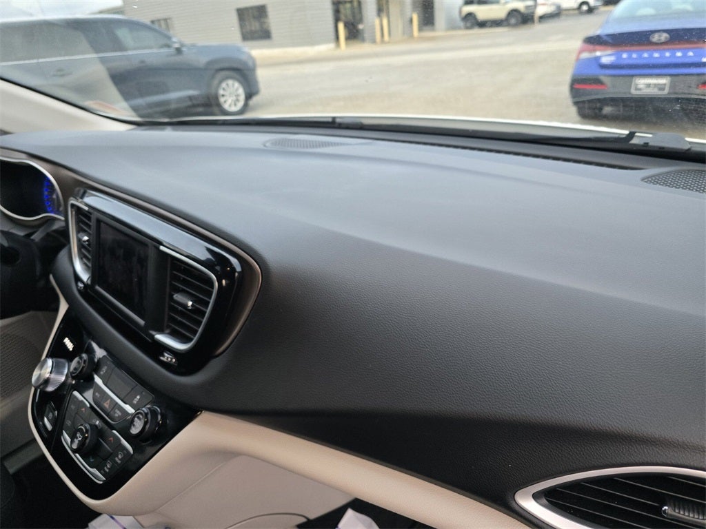 2024 Chrysler Voyager LX