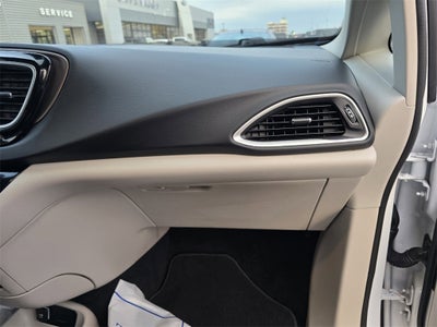 2024 Chrysler Voyager LX